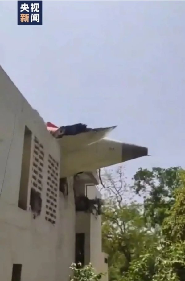 在线炒股配资门户网 印度坠机致机上242人、地面5名学生遇难！我驻印度使馆：机上无中国籍乘客